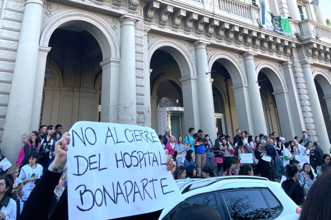 Oficializan la intervención del Hospital Bonaparte tras los 200 despidos