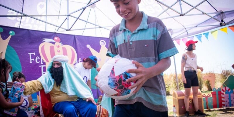 Los Reyes Magos siguen visitando niños en Quilmes, esta vez en el Parque Municipal de La Ribera