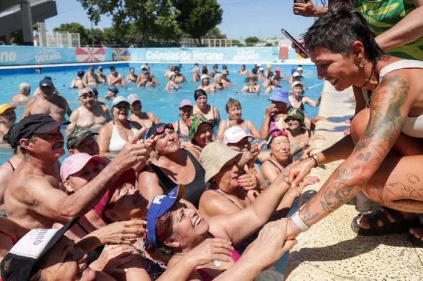 Mayra Mendoza en una jornada con actividades de verano junto a niños y vecinos de Quilmes