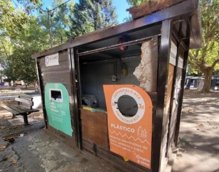 Otra vez vandalizaron un ecopunto de la Plaza San Martín en Quilmes Centro