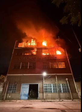 Voraz incendio hizo explotar y desmoronarse un galpón en Avellaneda