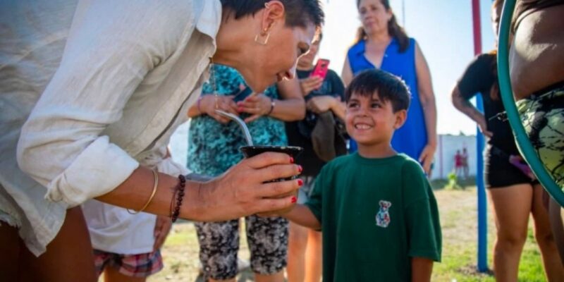 Mayra Mendoza supervisó la instalación de juegos nuevos en la plazoleta Papa Francisco de Quilmes Oeste