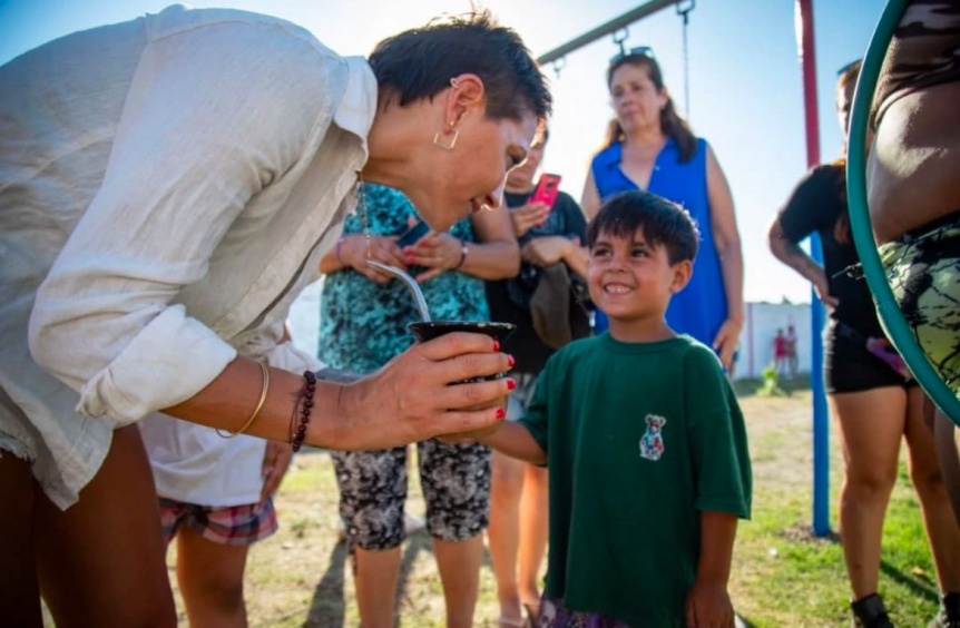 Mayra Mendoza supervisó la instalación de juegos nuevos en la plazoleta Papa Francisco de Quilmes Oeste