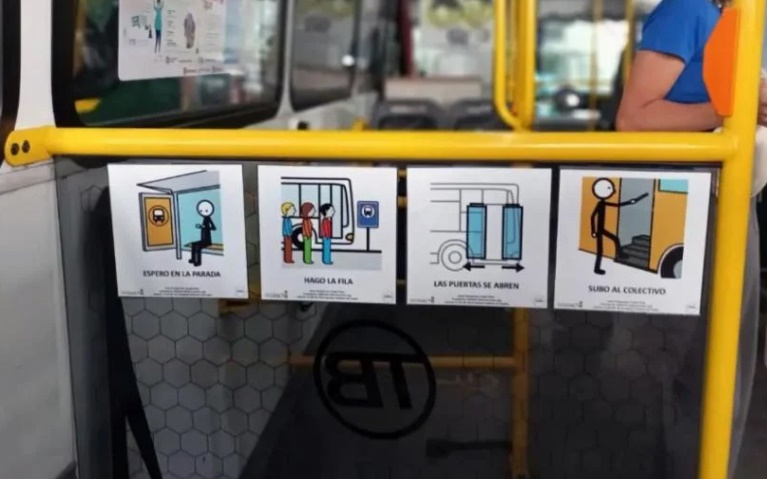 Los pictogramas en el transporte público ya son obligatorios en la Ciudad de Buenos Aires; la labor encomiable de los trabajadores de la línea 85