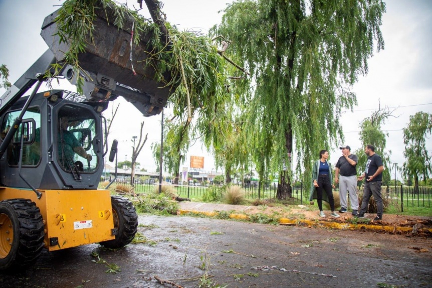 Intensos trabajos de limpieza por la tormenta en el Triángulo de Bernal