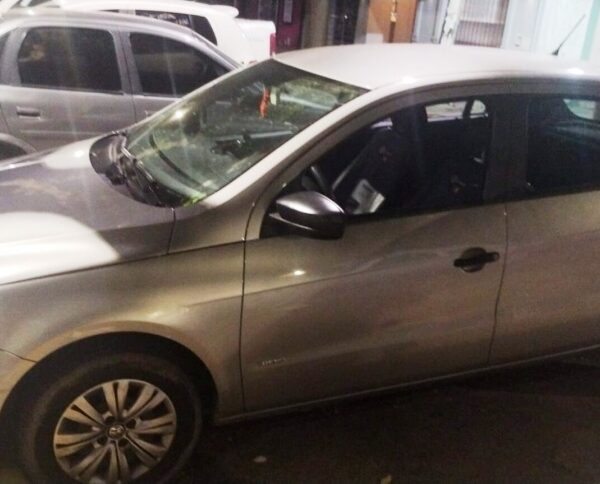 Pidió ayuda a un policía de Quilmes para abrir su auto: era robado, así que terminó demorada