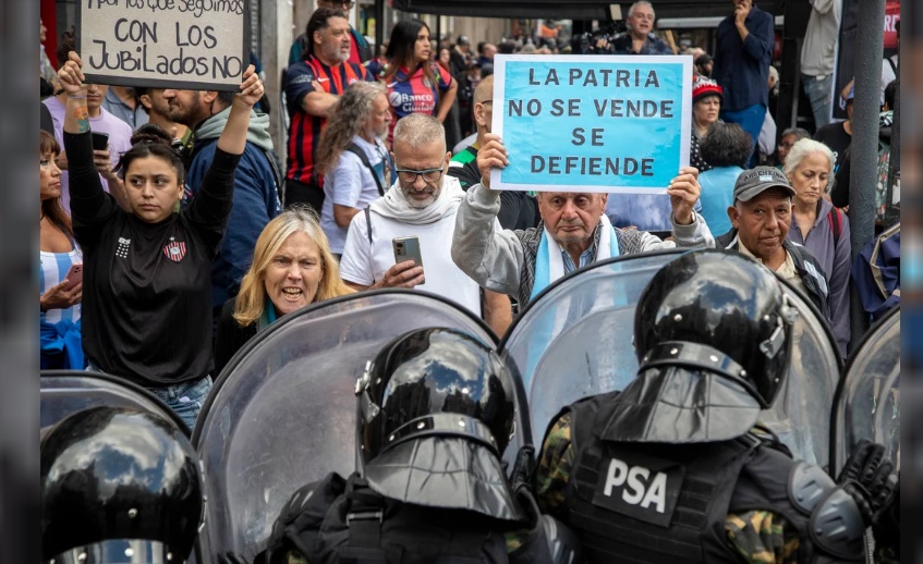 Día de violencia dentro y fuera del Congreso: agredieron a jubilados, hirieron de gravedad a reportero gráfico y hubo cacerolazos