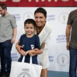 Mayra Mendoza entregó útiles escolares a niños que forman parte de clubes de la liga FADI