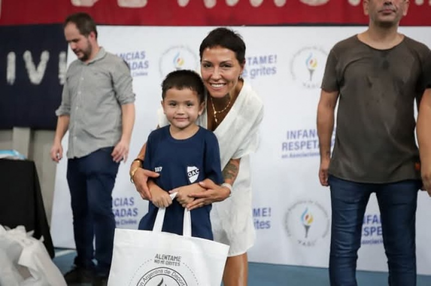 Mayra Mendoza entregó útiles escolares a niños que forman parte de clubes de la liga FADI