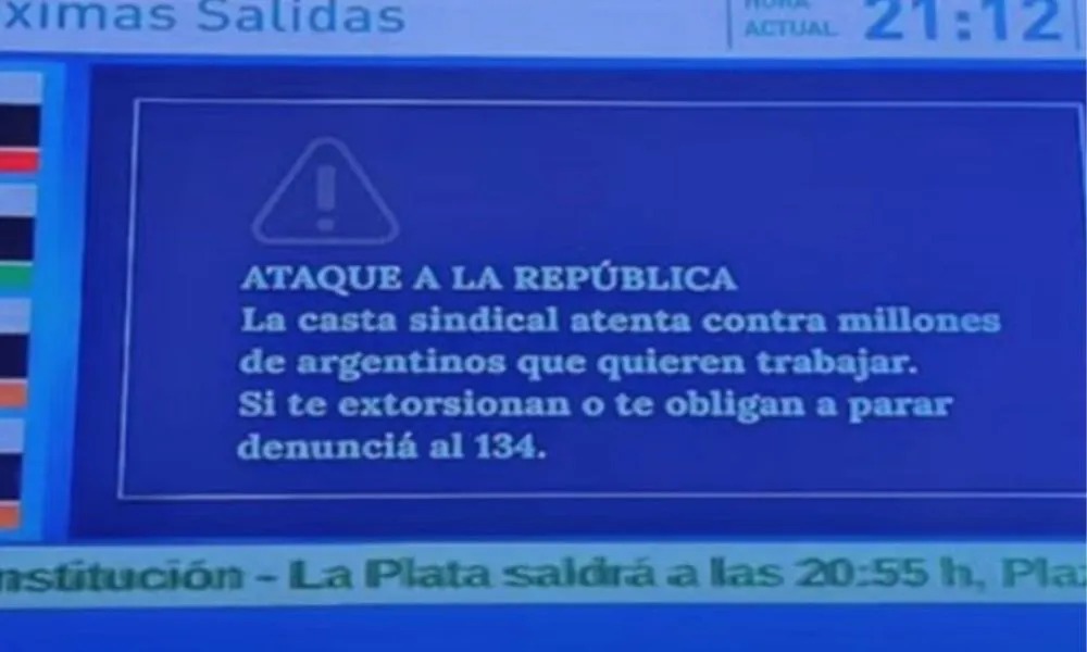 El Gobierno volvió a usar las pantallas de estaciones de trenes para criticar a “la casta sindical” y minimizó el paro
