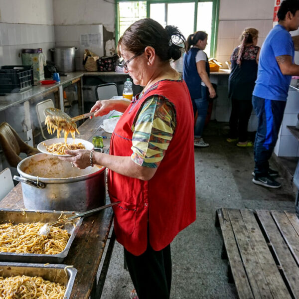 Según el último informe del INDEC, los salarios perdieron contra la inflación