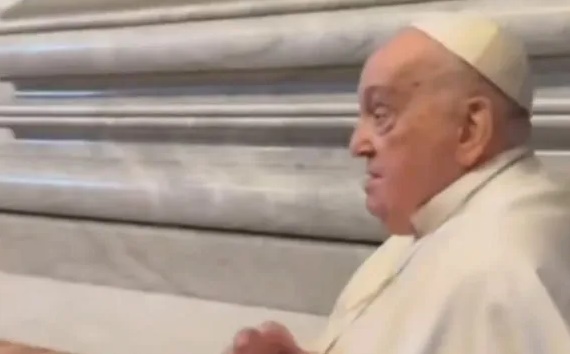 El papa Francisco reapareció en silla de ruedas en la Basílica de San Pedro
