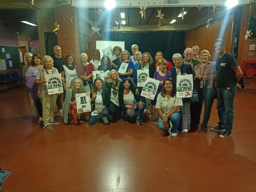 Emotivo acto en Quilmes: en el ISFD N° 104 entregaron legajos de los padres desaparecidos a Julia Merediz