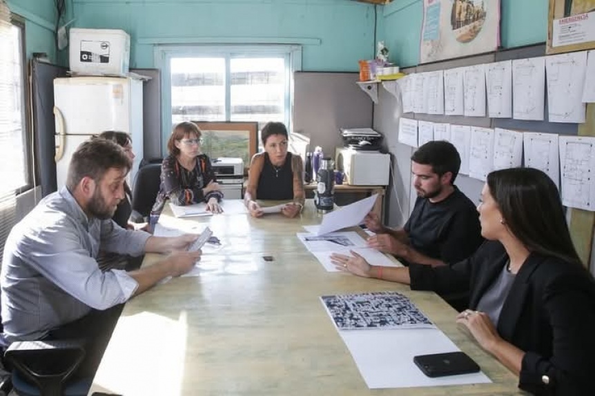 Mayra Mendoza y la ministra Batakis recorrieron la obra de 28 viviendas en el barrio La Odisea