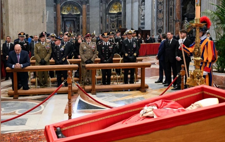 Miles de fieles acudieron a la Basílica de San Pedro y despidieron al papa Francisco