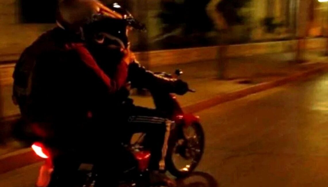 Proponen prohibir que circulen dos personas en moto, por la noche, para prevenir robos