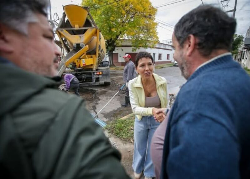 Mayra Mendoza recorrió trabajos de bacheo de hormigón y reparación de sumideros en Bernal Oeste