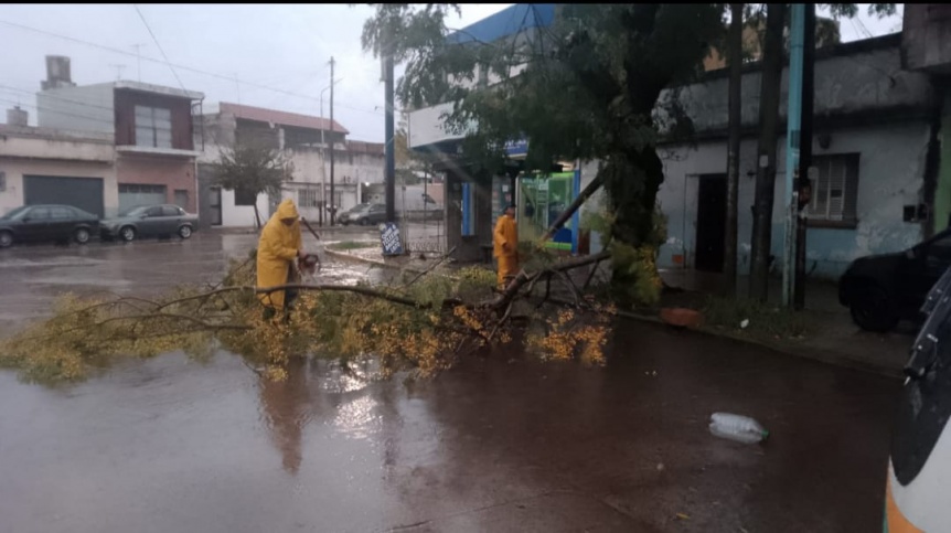 Florencio Varela: trabajos de saneamiento hidráulico e higiene urbana tras la tormenta