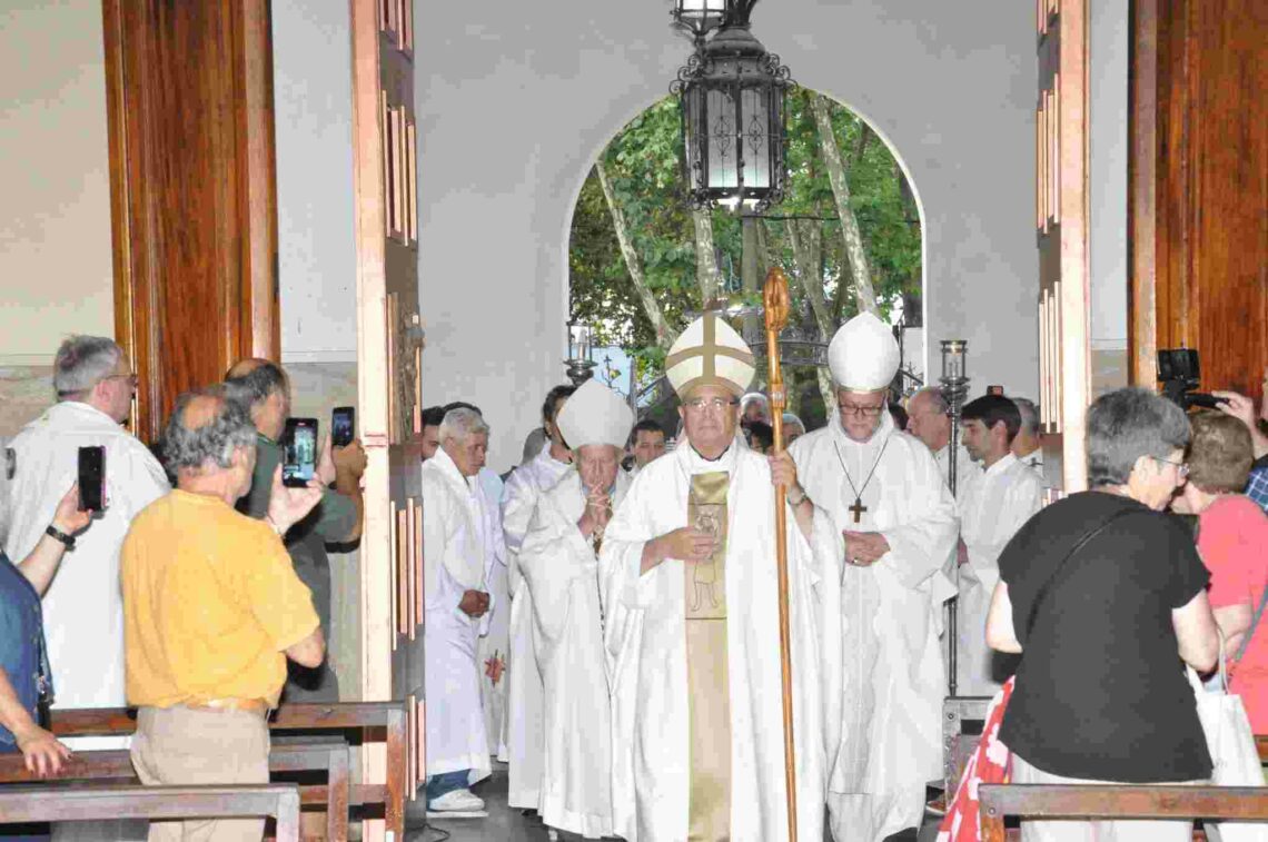 El obispo Tissera celebrará oficios religiosos en Solano y Berazategui en las Pascuas