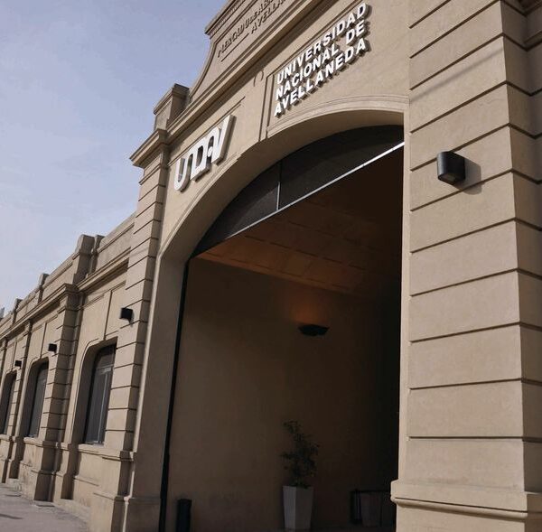 Abogada graduada de la UNDAV fue premiada por la Corte Suprema de Justicia de la Nación