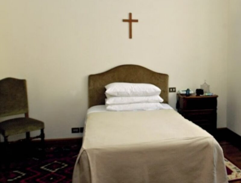 La modesta habitación en la que vivió el Papa Francisco en el Vaticano