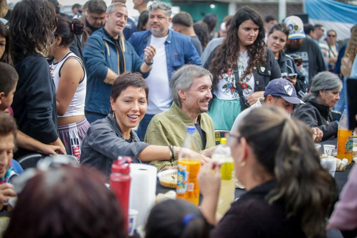 Mayra Mendoza y Máximo Kirchner comieron un locro en Villa Itatí junto a vecinos y militantes
