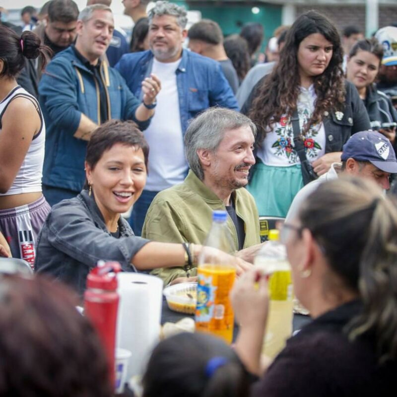 Mayra Mendoza y Máximo Kirchner comieron un locro en Villa Itatí junto a vecinos y militantes