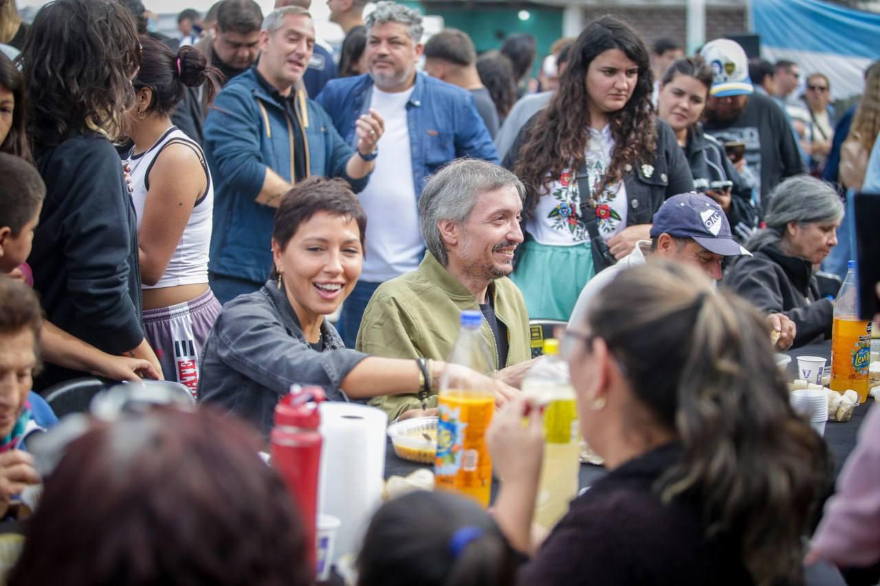 Mayra Mendoza y Máximo Kirchner comieron un locro en Villa Itatí junto a vecinos y militantes
