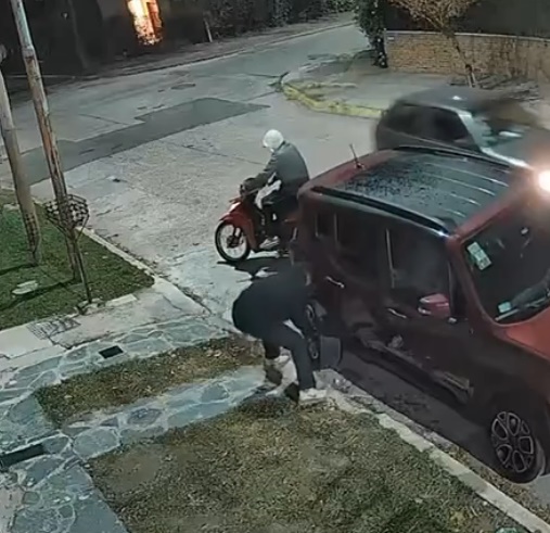 Robo de rueda exprés en Quilmes: motochorros actúan en segundos y son captados por cámaras de seguridad