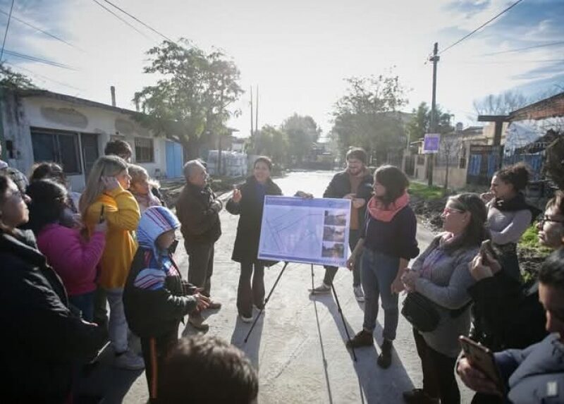 Mayra Mendoza recorrió junto a vecinos la pavimentación de 12 cuadras en el barrio San Antonio