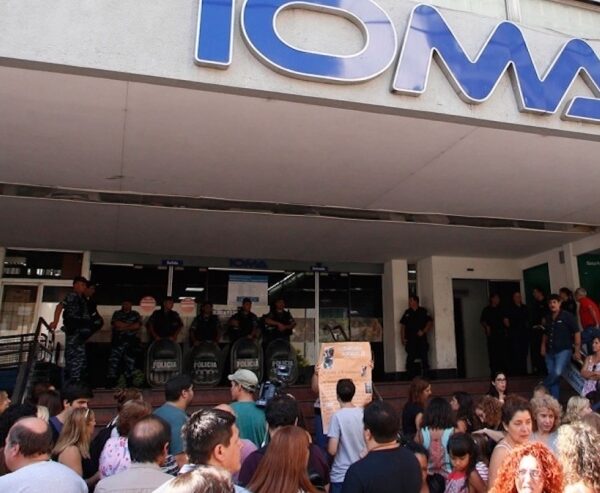 Denuncia penal contra el titular de IOMA y el Gobernador