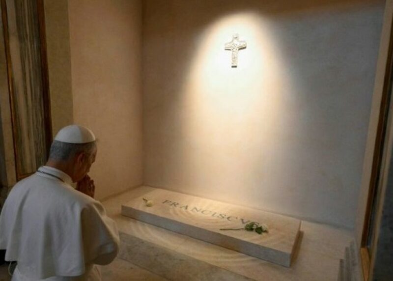 El papa León XIV visitó la tumba de Francisco en la Basílica Santa María la Mayor