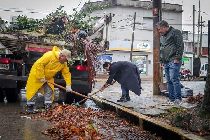 Mayra Mendoza supervisó trabajos de limpieza y desobstrucción de sumideros ante el alerta amarilla por la tormenta