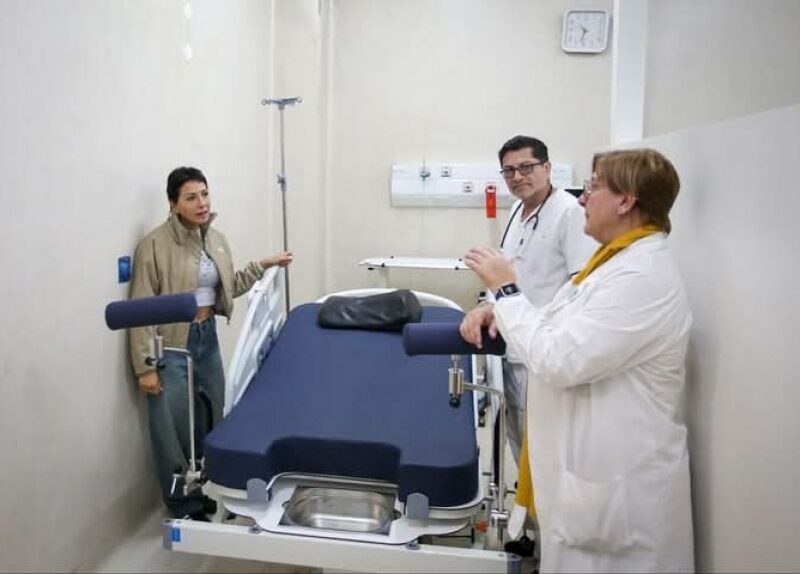 Mayra Mendoza entregó un sillón de partos para el Hospital “Dr. Eduardo Oller” de Solano