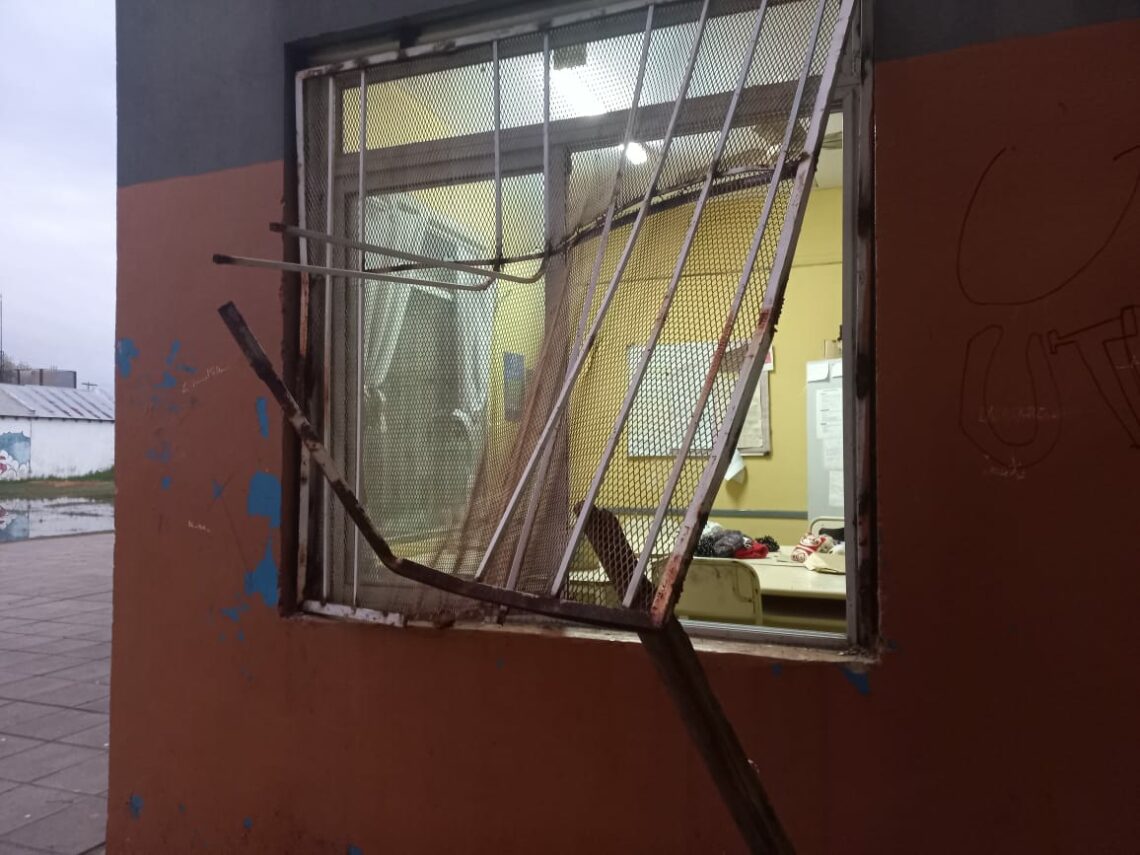 Vandalizaron la Secundaria N° 9 del Barrio La Paz; destrozos por el temporal y saqueo en medio de la desolación
