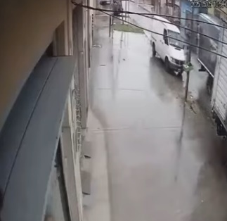 Imprudencia vial en Bernal: camión golpeó a un peatón con la puerta trasera abierta