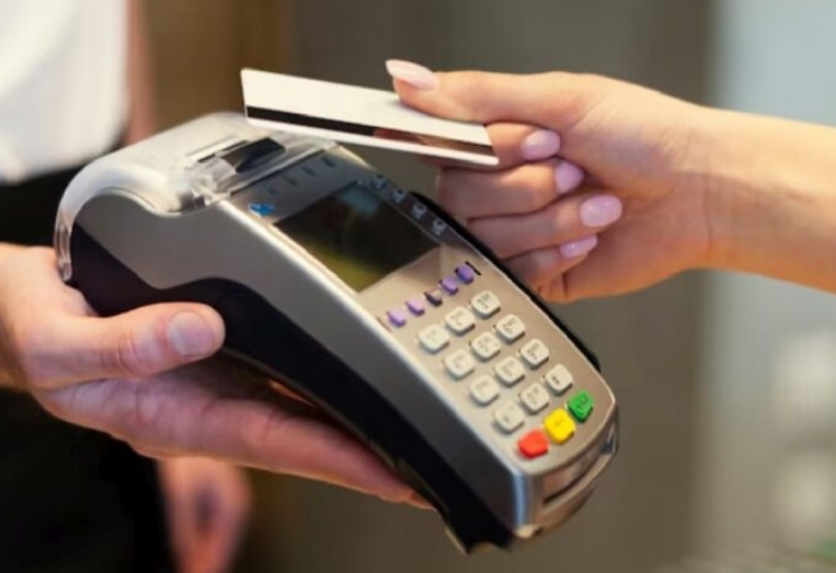 Avanza una ley para prevenir estafas con tarjetas de débito y crédito