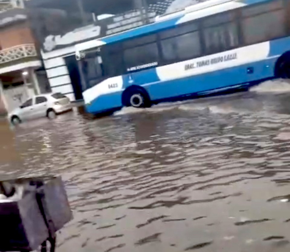 Calles anegadas, trastornos en los barrios por las intensas lluvias en Quilmes; piden extremar los cuidados