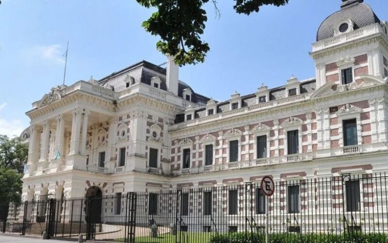 Otorgan un adicional del 115% del sueldo básico a estatales con título universitario