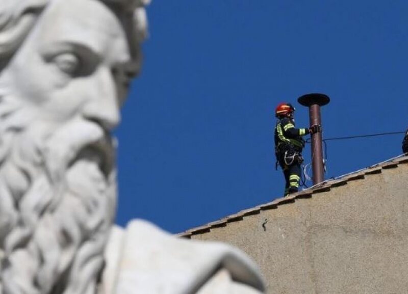 El Vaticano ya instaló la chimenea en la Capilla Sixtina para el cónclave