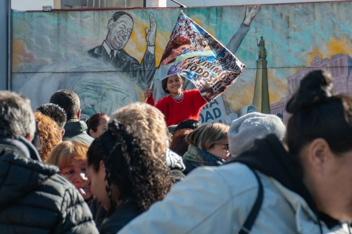 Cristina Fernández difundió un mensaje en Plaza de Mayo ante multitud de militantes: “vamos a volver”