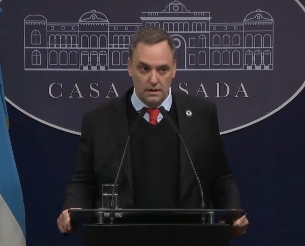 Avanzan en la Justicia las causas contra Manuel Adorni por los viajes a EEUU y Punta del Este