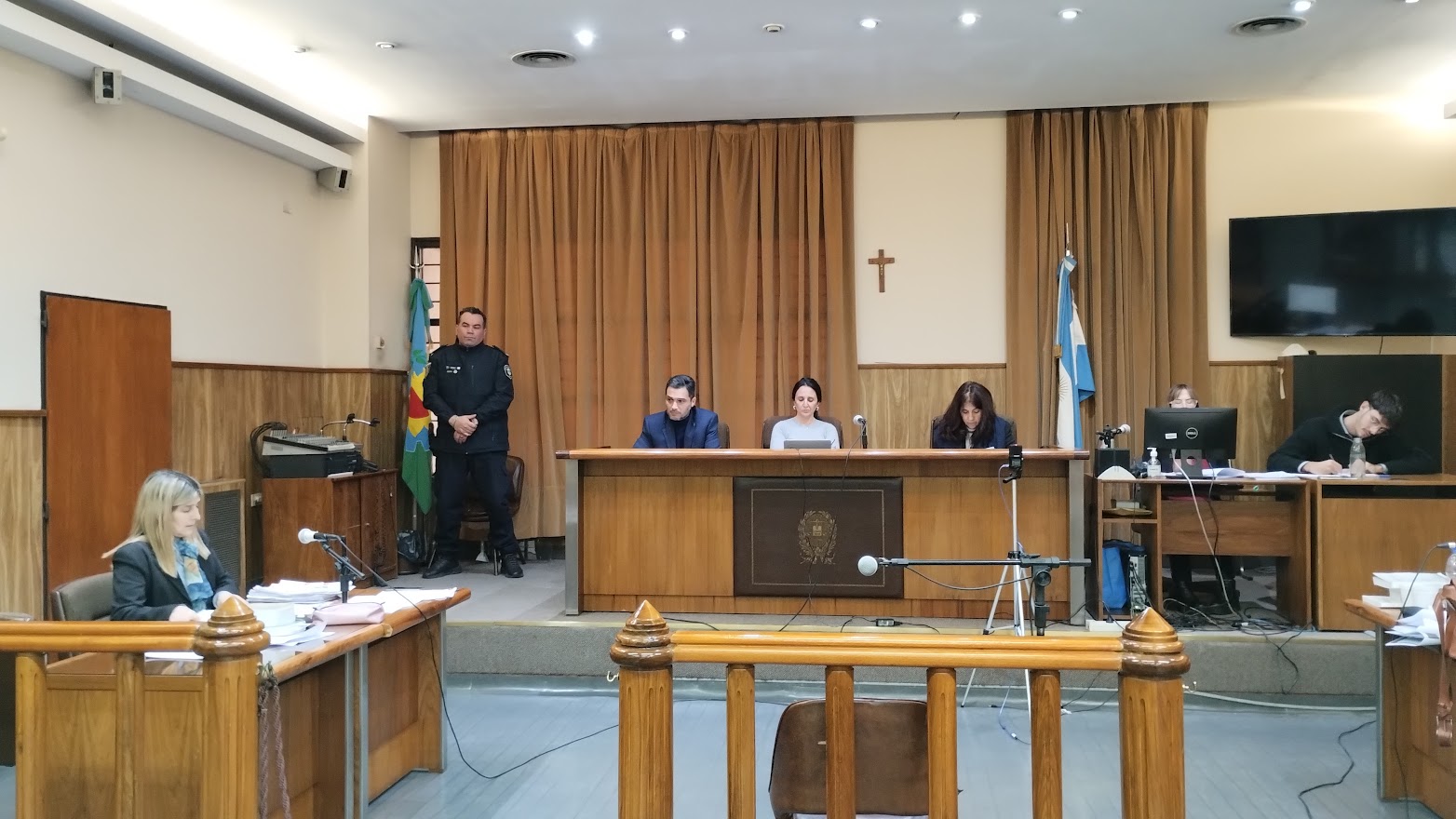 Piden penas de 10 a 22 años de prisión para padre y padrastro imputados por hechos de abuso sexual en Bernal