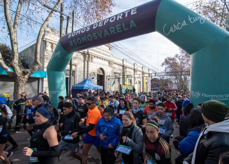 Pese al día gélido, la maratón San Juan Bautista reunió a más de 3800 atletas en Florencio Varela