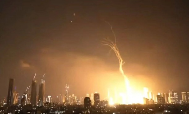 Israel bajo ataque: Irán lanzó más de 150 misiles y hay explosiones en Tel Aviv y Jerusalén