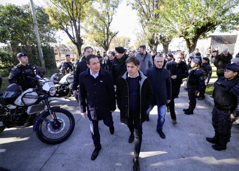 Kicillof y Watson entregaron patrulleros y motos para fortalecer la seguridad en Florencio Varela