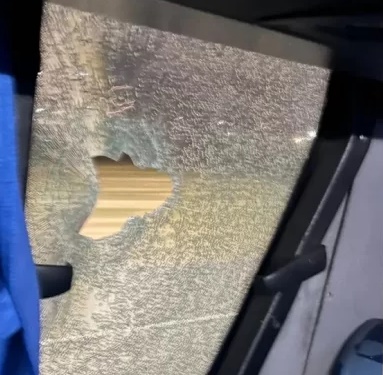 Apedrearon micro en la Autopista La Plata-Buenos Aires en Plátanos: una pasajera resultó con lesiones