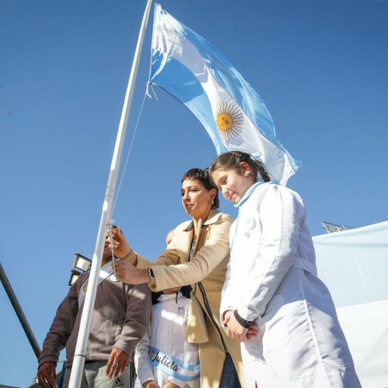 Mayra Mendoza tomó la promesa a la bandera a alumnos primarios: “hoy hay que ser valientes”