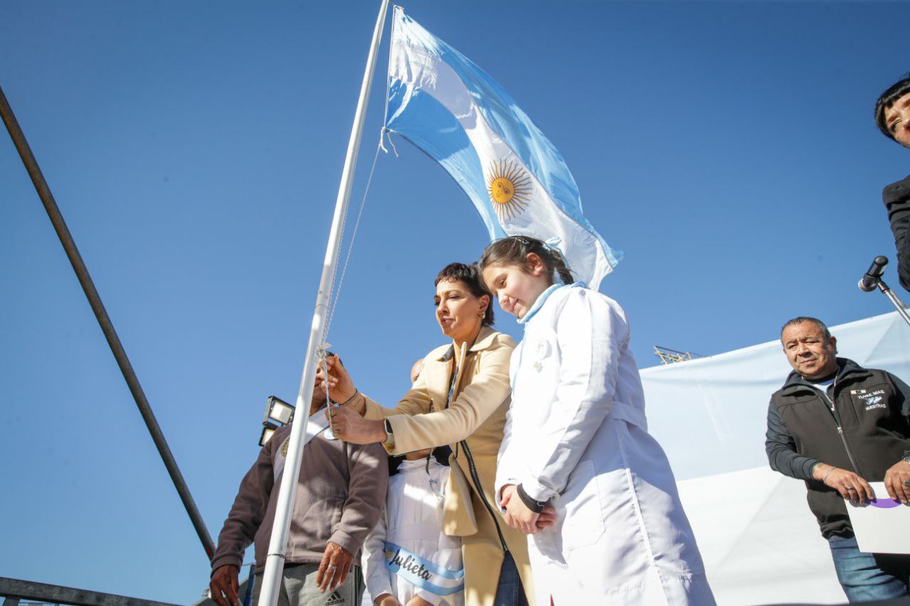 Mayra Mendoza tomó la promesa a la bandera a alumnos primarios: “hoy hay que ser valientes”