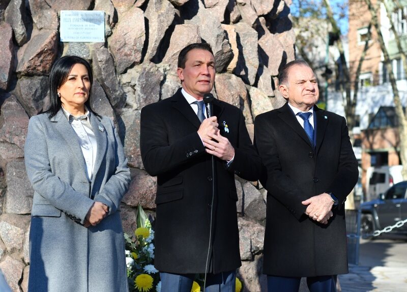 Florencio Varela conmemoró el Día de la Bandera en el monumento a Manuel Belgrano